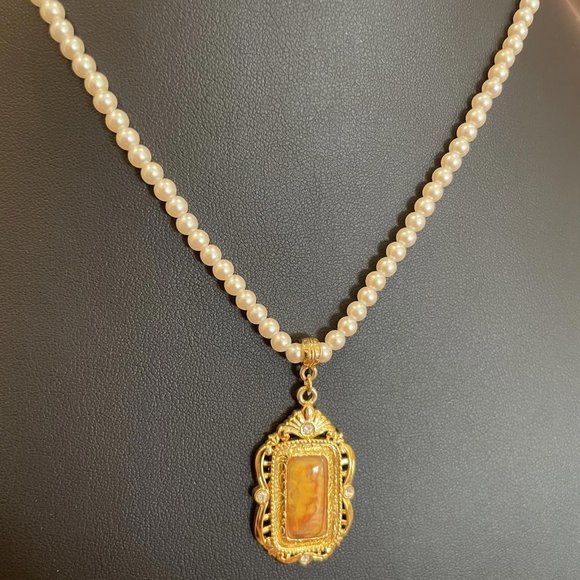 1928 COLL FAUX PEARL RHINESTONE ACRYLIC OVER CHERUB GOLD TONE PENDANT NECKLACE - Picture 2 of 4